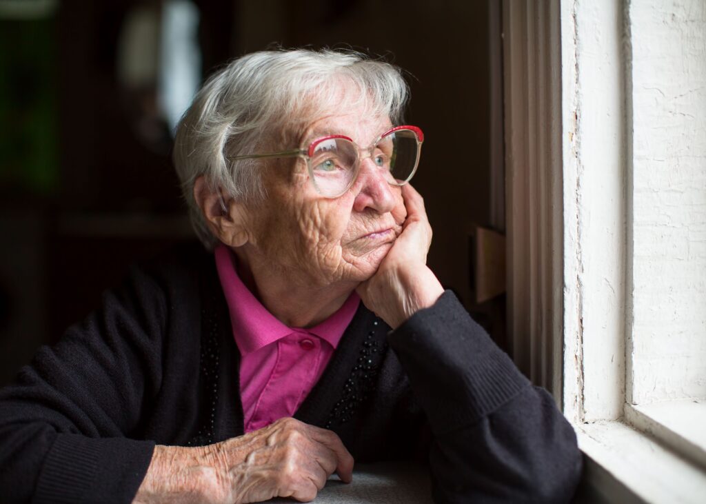 Personne âgée triste à son domicile